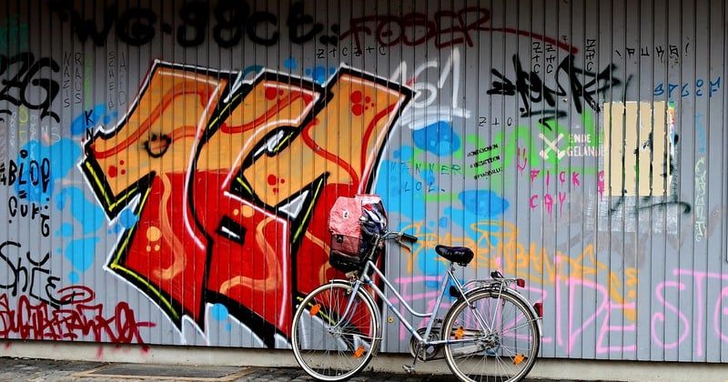 Posez du carrelage mural dans votre salle de bain sans outils spéciaux, c'est possible