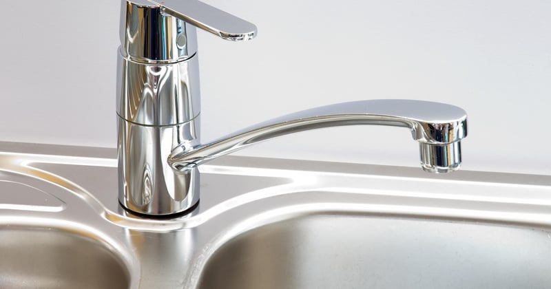 Changer un robinet de cuisine simple en mitigeur : les outils nécessaires