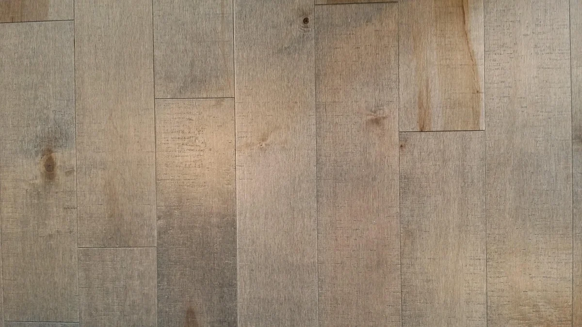 Poser un parquet flottant sur un plancher bois : les précautions