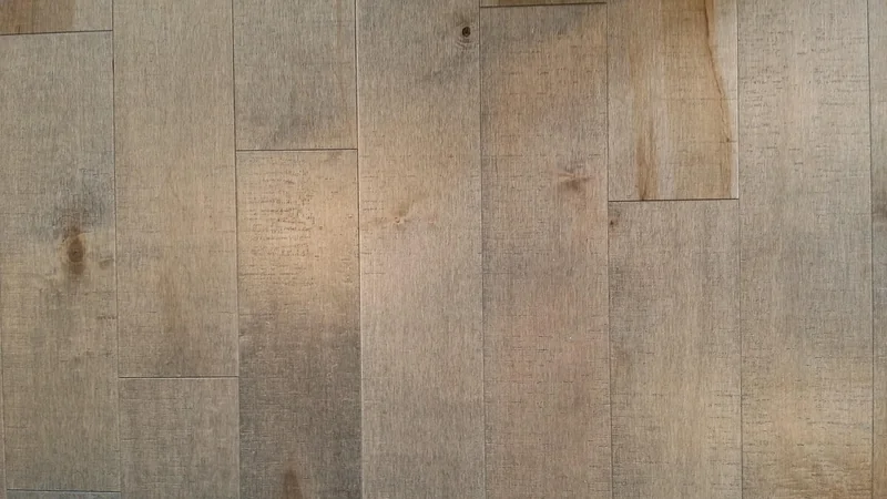 Poser un parquet flottant sur un plancher bois : les précautions