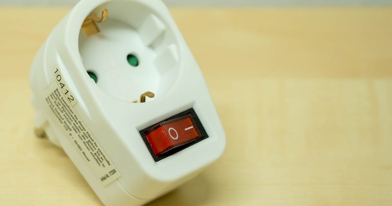 Installer une prise électrique en saillie dans son atelier : le guide pas à pas